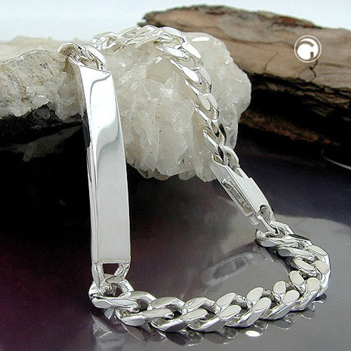 Gros plan sur la maille forçat diamantée et le fermoir pince du bracelet argent sterling