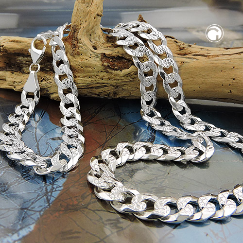 Gros plan sur les maillons curb du collier argent sterling