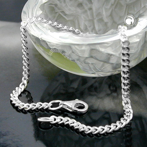 Chaîne gourmette argent sterling diamantée vue de près