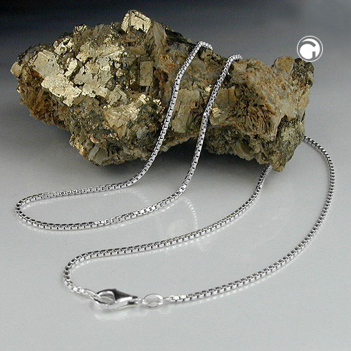 Gros plan sur la maille d'une chaîne box en argent sterling