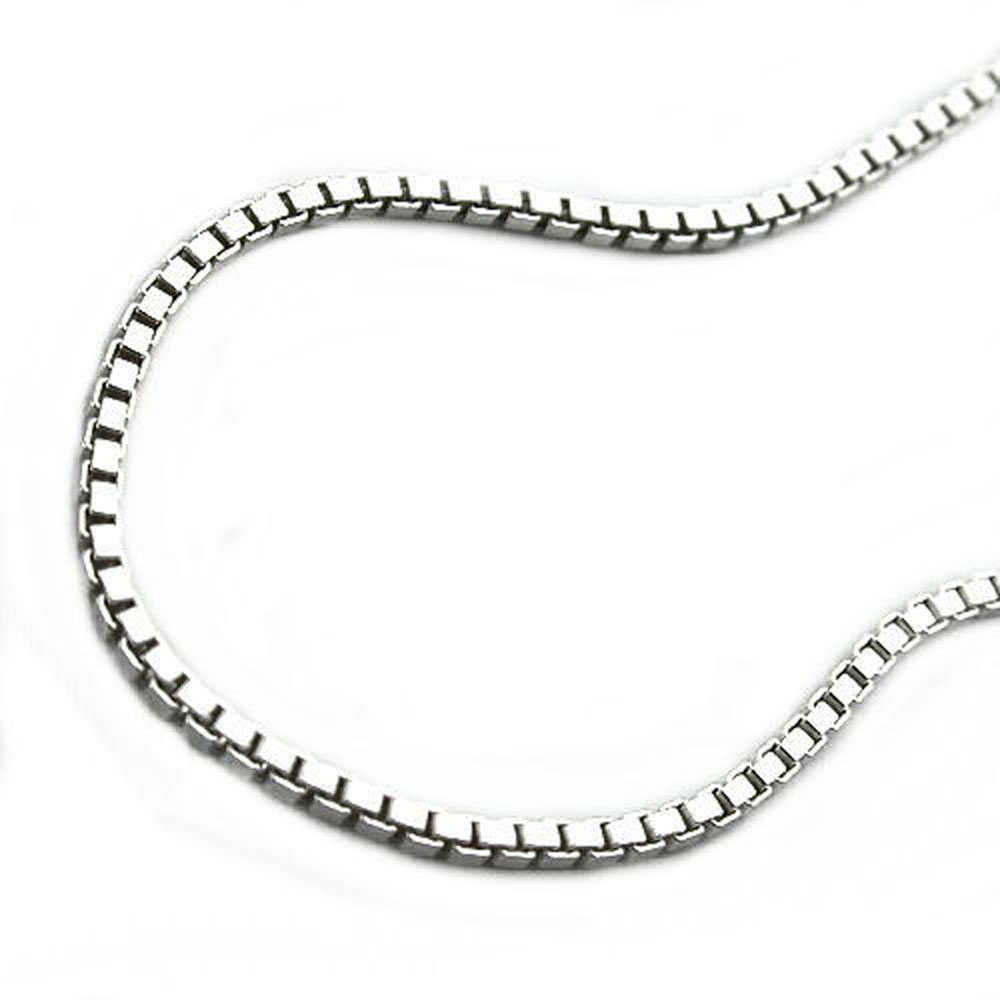 Collier argent 925 box chain diamanté sur fond blanc