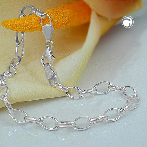 Gros plan sur le fermoir pince d'un bracelet argent sterling