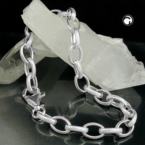 Gros plan sur la maille ancre et le fermoir lobster du bracelet en argent sterling