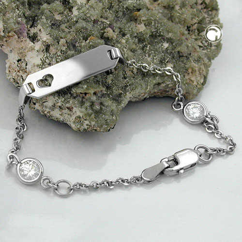 Vue rapprochée de la plaque gravure et des zircons sur bracelet argent enfant