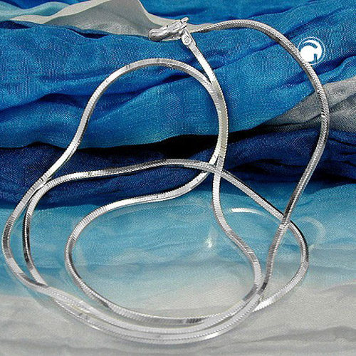 Chaîne serpent carrée argent sterling 1mm gros plan
