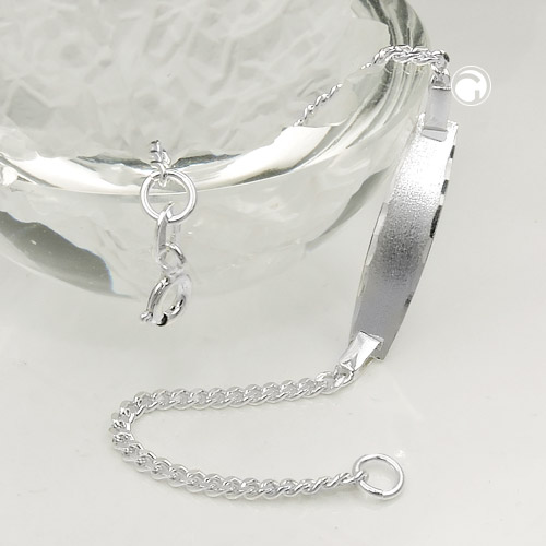 Gros plan sur la plaque gravable mate et diamantée du bracelet identité argent enfant