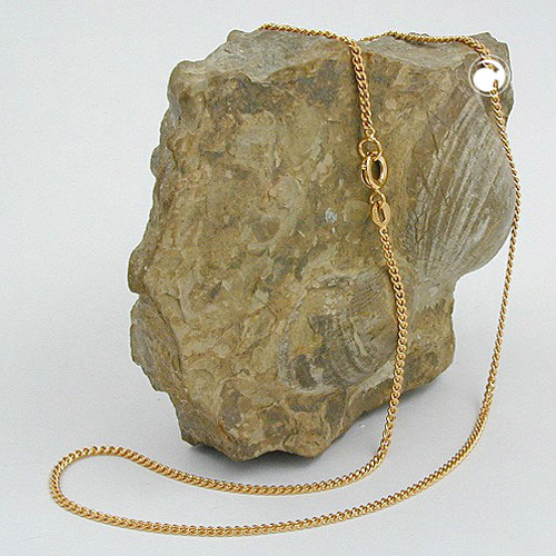 Belly chain plaqué or avec pendentif orbe sur fond blanc