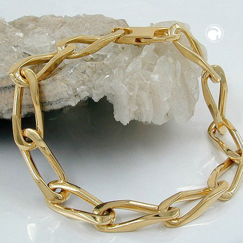 Gros plan sur la maille gourmette ouverte d'un collier plaqué or