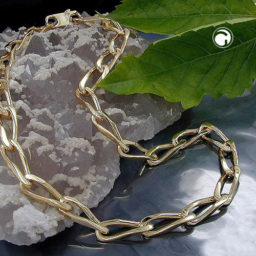 Gros plan sur la maille gourmette ouverte d'un collier plaqué or