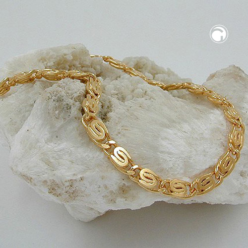 Gros plan sur le fermoir lobster du bracelet plaqué or