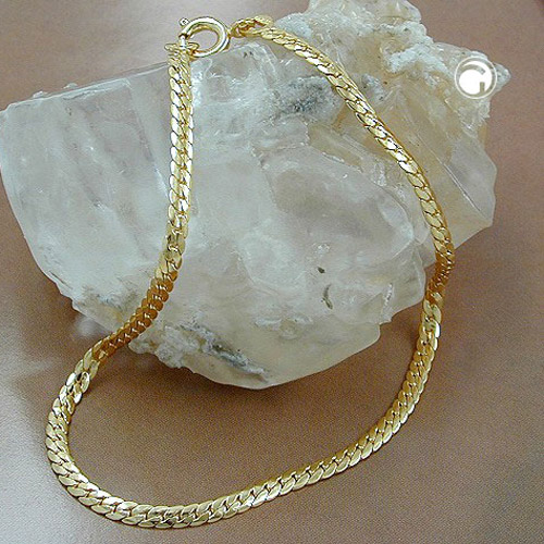 Gros plan sur le maillage plat du collier plaqué or