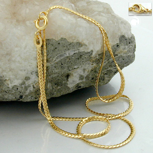 Gros plan sur le maillage plat du collier plaqué or