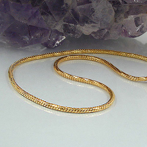 Bracelet fin plaqué or à maillons snake porté au poignet