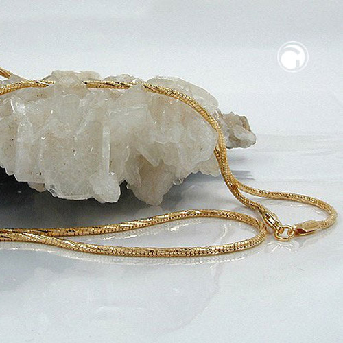 Gros plan sur bracelet doublé or chaîne serpent avec reflets lumineux