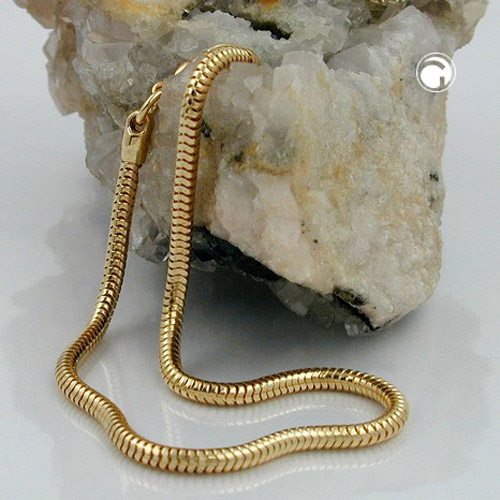 Bracelet doré chaîne serpent porté au poignet femme