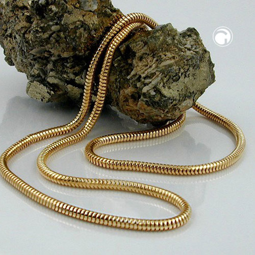 Bracelet doré chaîne serpent porté au poignet femme