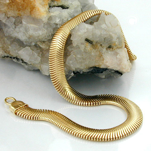 Gros plan sur le fermoir lobster d'un collier chaîne serpent plaqué or