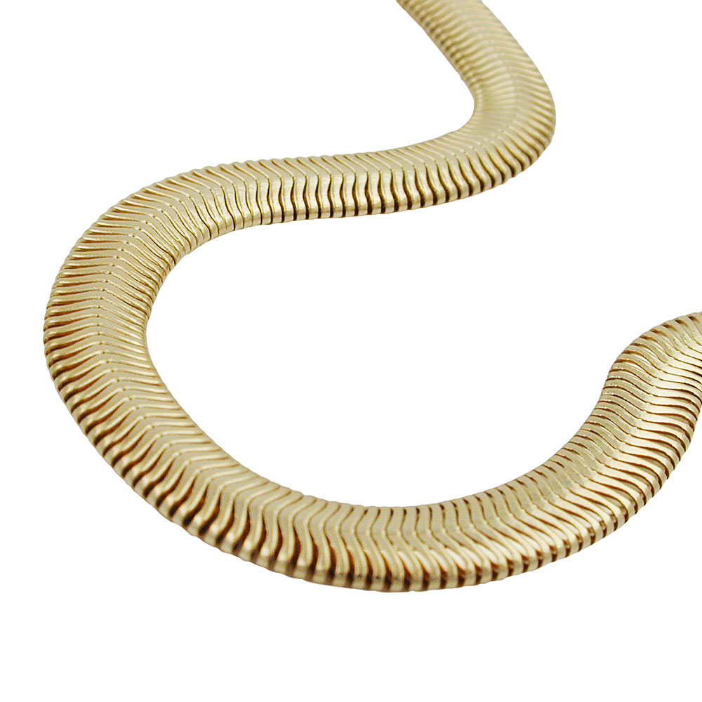 Collier plaqué or chaîne serpent plate 6x2mm sur fond blanc