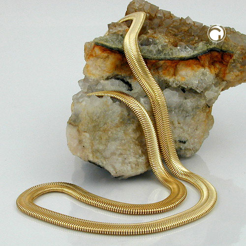 Gros plan sur le maillage de la chaîne serpent plaqué or