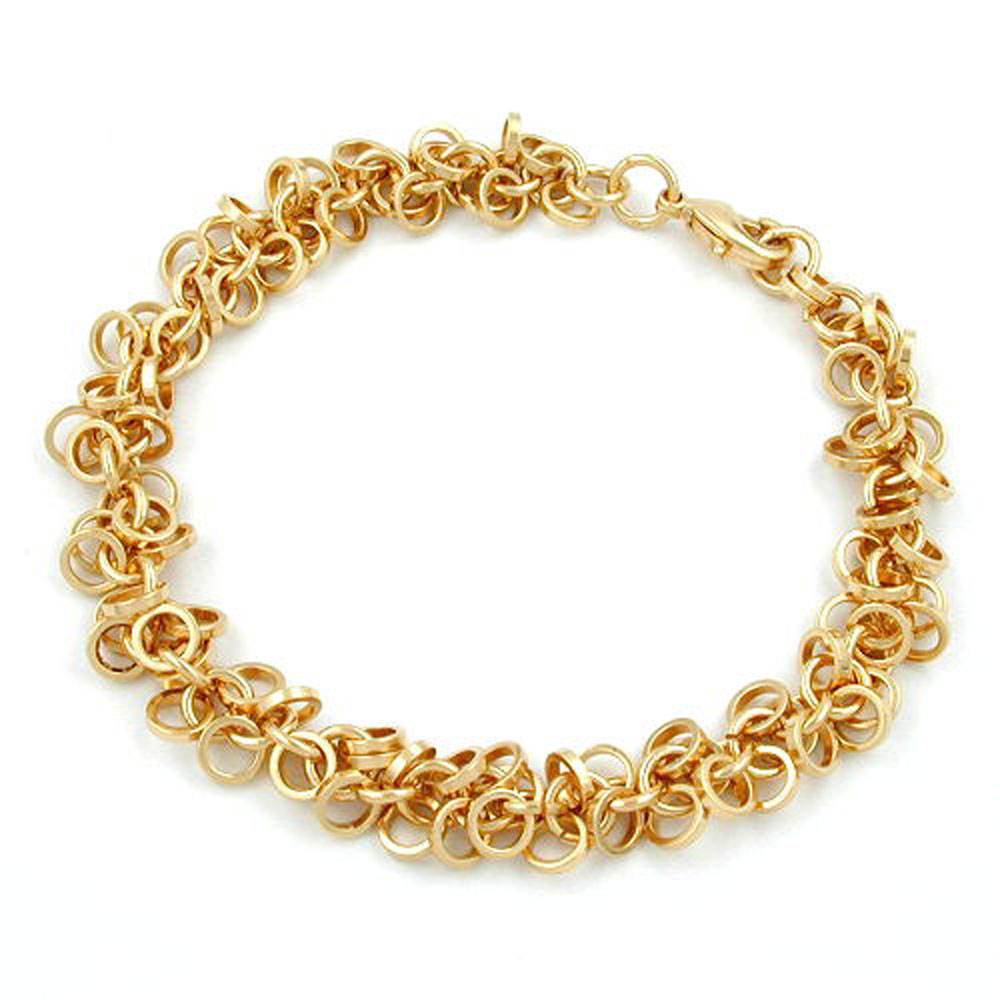 Bracelet plaqué or anneaux multiples sur fond blanc