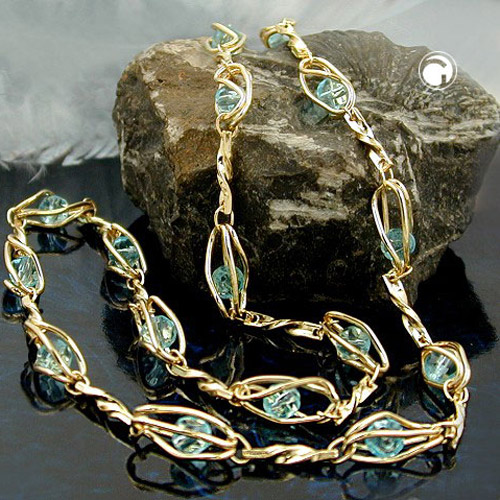 Gros plan sur les perles bleues et le fermoir lobster du collier plaqué or