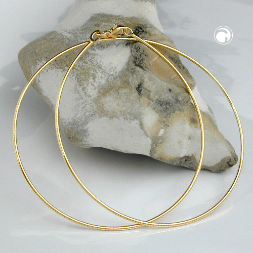 Collier fin plaqué or chaîne ronde porté sur mannequin