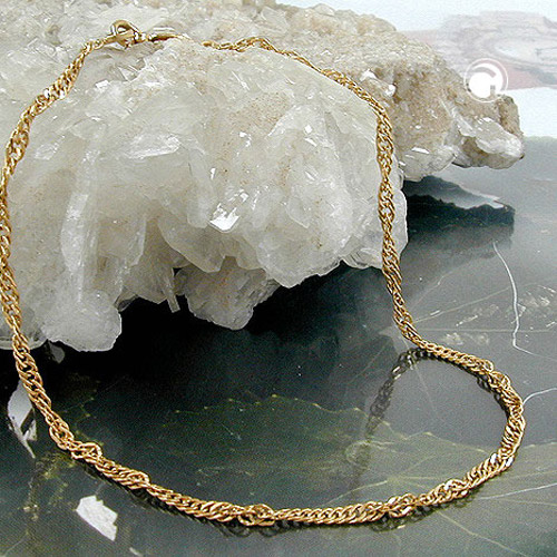 Gros plan sur le bracelet plaqué or torsadé avec fermoir lobster