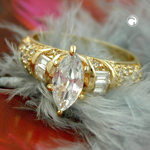 Bague plaqué or ornée d'un zirconium blanc, portée sur un doigt