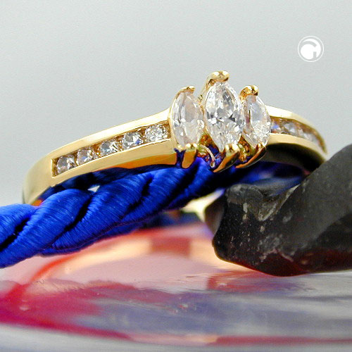 Bague dorée avec pierre cubic zirconia sur fond blanc