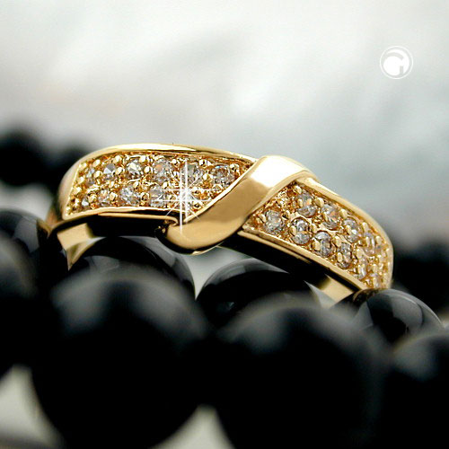 Bague fantaisie ornée de zirconium sur fond blanc