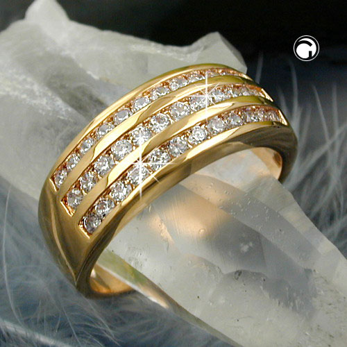 Bague plaqué or 3 microns avec zirconias portée sur un doigt