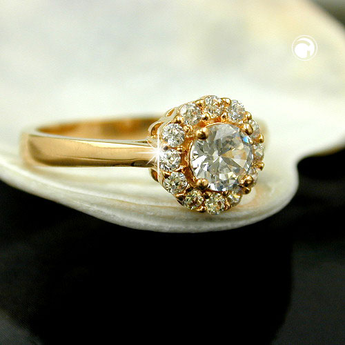 Bague plaqué or fleur zirconium portée sur un doigt