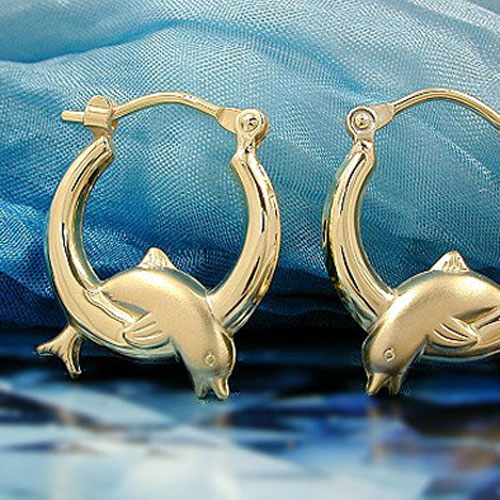 Paire de boucles d'oreilles or 9 carats motif dauphin mat