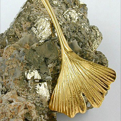 Broche feuille de ginkgo en or 8 carats vue de face