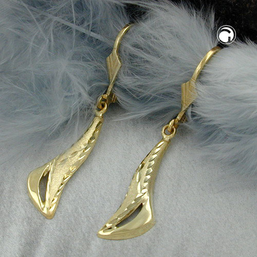 Paire de boucles d'oreilles or 9k taille diamant vue de profil