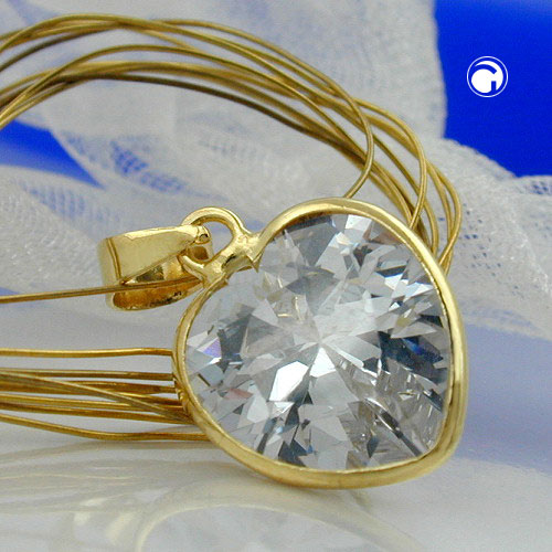 Vue rapprochée du pendentif or 8K en forme de cœur avec zirconite