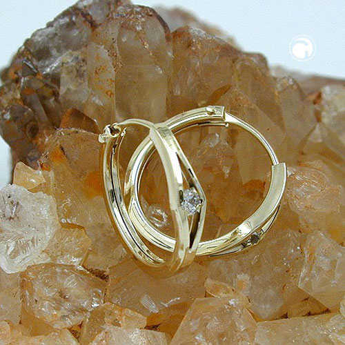Paire de boucles d'oreilles or jaune 9 carats, vue rapprochée du zirconium