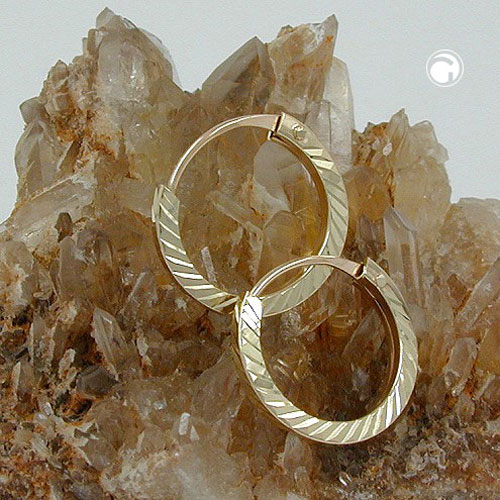 Créoles or 9K taille diamant, vue rapprochée