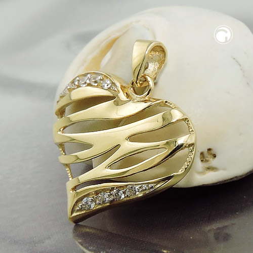 Vue rapprochée du pendentif cœur or jaune serti de zirconias