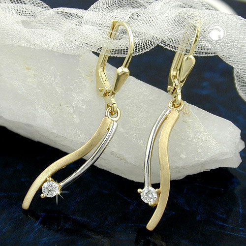 Paire de boucles d'oreilles en or ornées de zirconias, vue de profil