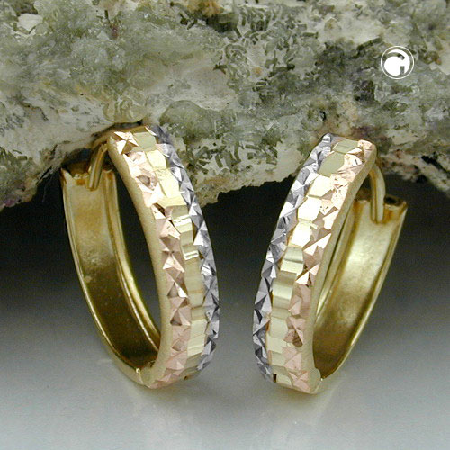 Boucles d'oreilles or 9 carats rhodiées taille diamant sur fond blanc
