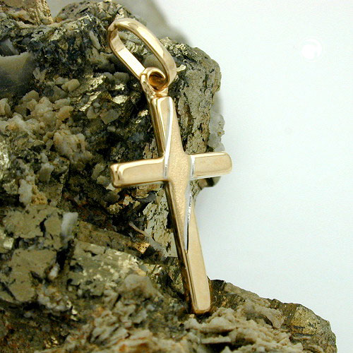 Vue rapprochée du pendentif croix or 9K avec finition bicolore