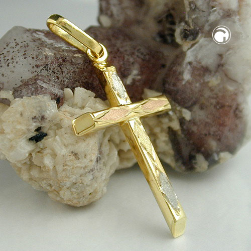 Vue rapprochée du pendentif croix tricolore or 9 carats