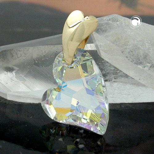 Gros plan sur le pendentif cœur or 9k serti de zirconia coloré