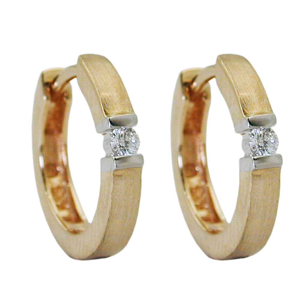 Boucles d'oreilles créoles or 14K avec diamants brillants sur fond blanc