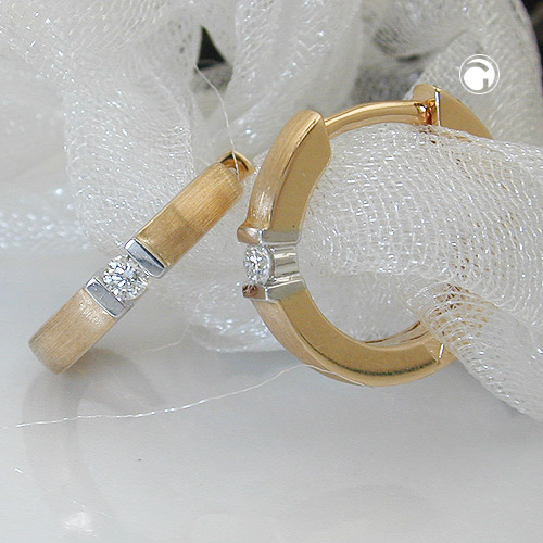 Paire de boucles d'oreilles hoop en or jaune 14 carats serties de diamants vue de côté