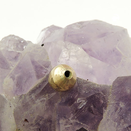Bille de piercing en or 375/000, diamètre 5 mm, sur fond blanc