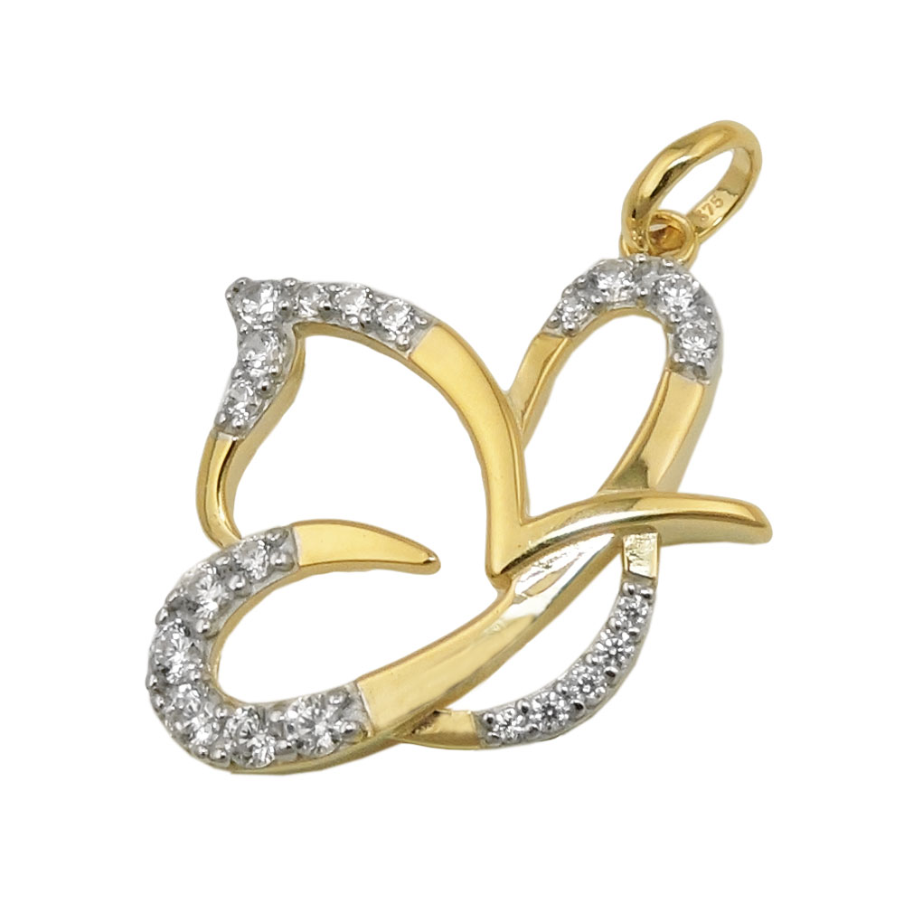 Pendentif papillon en or 9 carats avec zircones sur fond blanc
