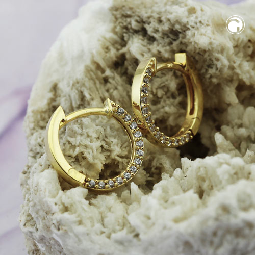 Créoles or 9k avec zirconia de profil sur fond blanc