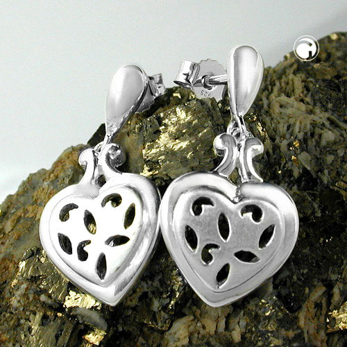 Paire de puces d'oreilles argent cœur ajouré vue de dessus